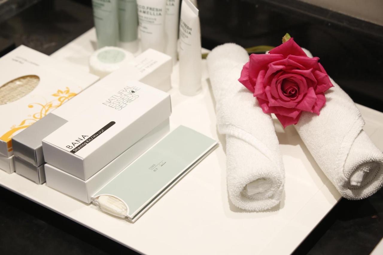 Waterfront Hotel Apartment Lusail Εξωτερικό φωτογραφία A rose in a hotel bathroom