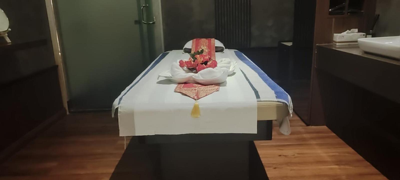 Waterfront Hotel Apartment Lusail Εξωτερικό φωτογραφία A massage bed